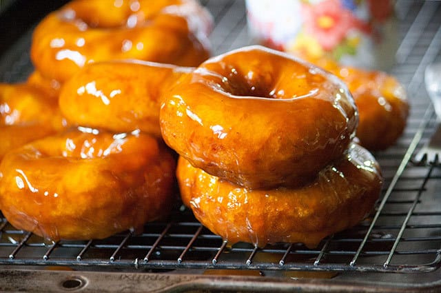 Los picarones son rosquillas al estilo chileno. Estos donuts suaves de calabaza o calabaza se empapan en un jarabe de naranja infundido hecho con panela. | www.CuriousCuisiniere.com