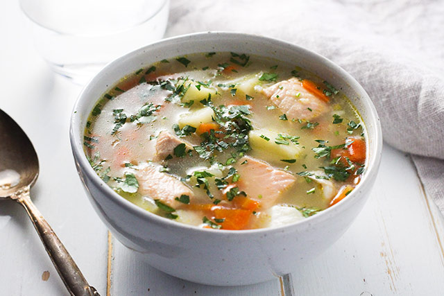  uma tigela de Ukha, sopa de peixe russa. O peixe é gentilmente cozido com batatas e cenouras num caldo rico temperado com baía e pimenta preta. | www.CuriousCuisiniere.com