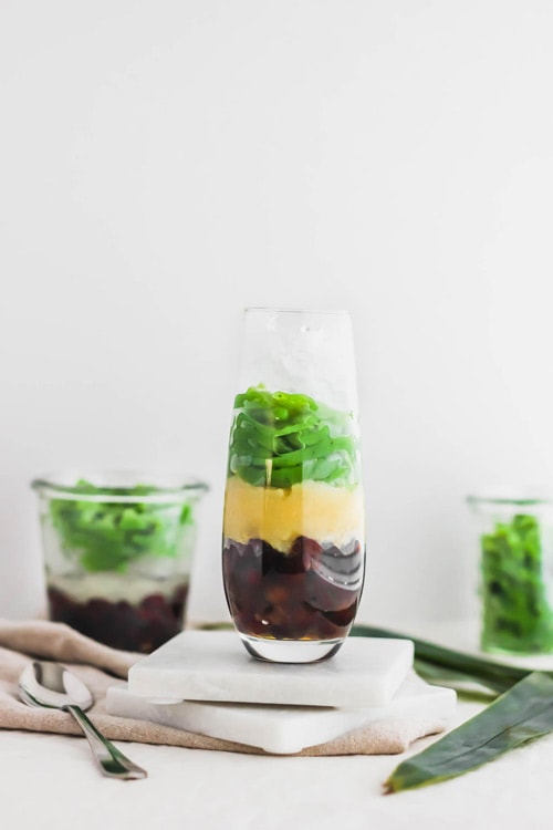 Cendol, Maleisische pandan gelei, gelaagd met rode azuki bonen, gele mung bonen, voor toevoeging van ijs of kokosmelk. 