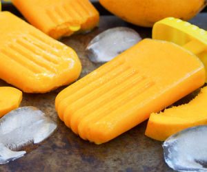Mango paletas with mango slices
