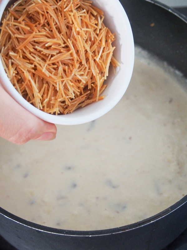 Adding toasted vermicelli to sheer khurma