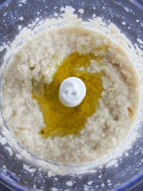 Making Ajo Blanco - adding oil in the blender