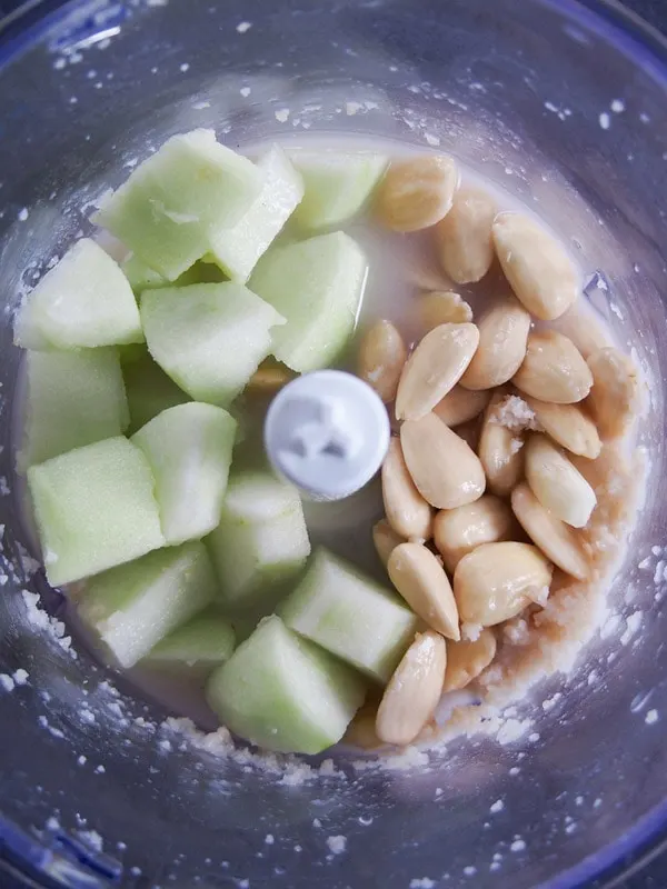 Making Ajo Blanco - apples and almonds in the blender