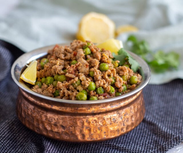 Keema Matar (Curry de carne de vită pakistaneză cu mazăre) pe o cârpă albastră