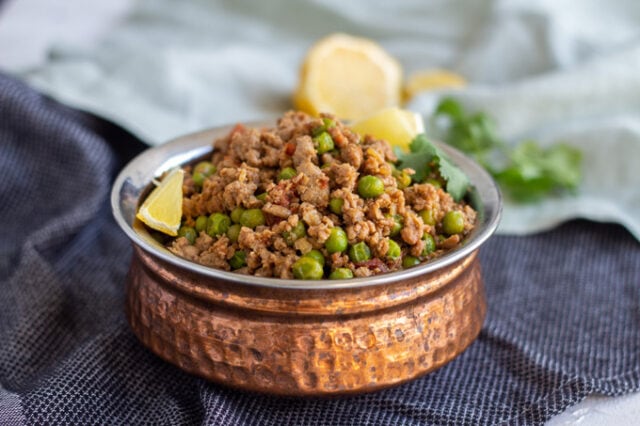 Keema Matar (Curry de carne Molida Paquistaní con guisantes) en un tazón de cobre
