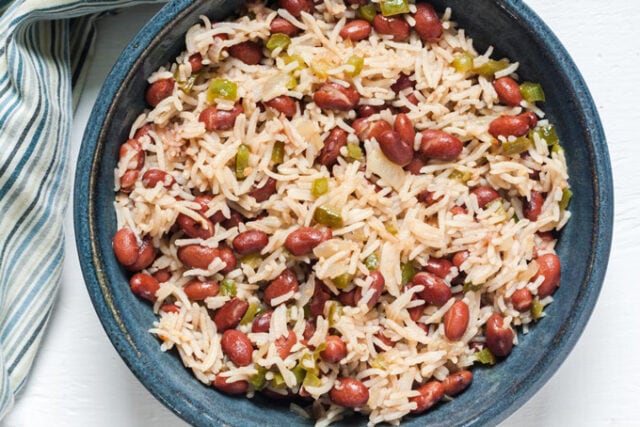 Casamiento Salvadoreno (Salvadoran Beans and Rice) in a black bowl