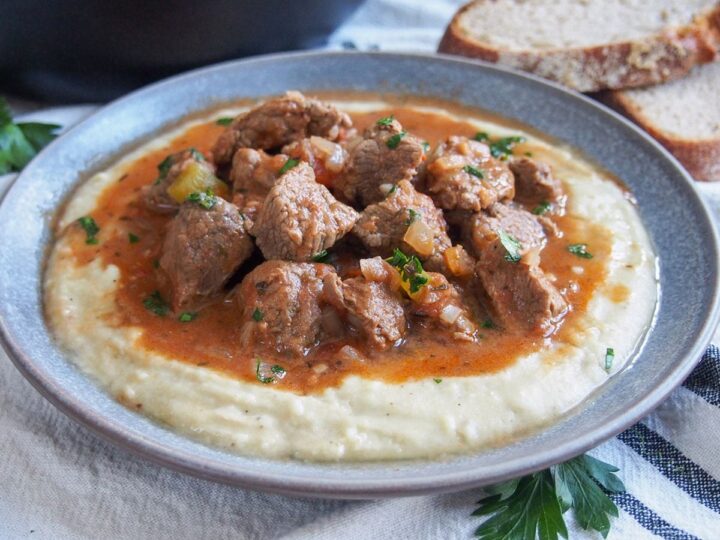 Yigitning goshtini yalaydi Yigitning goshtini yalaydi