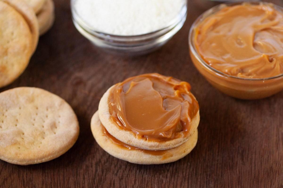 Chilenitos (Chilean Dulce de Leche Sandwich Cookies) • Curious Cuisiniere