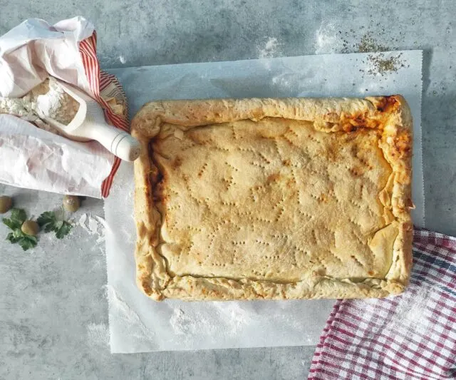 Komiška Pogača before cutting - Croatian bread