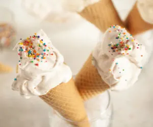 Espumilla (Ecuadorian Meringue Cream Dessert)