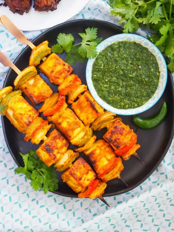 Grilled cheese with curry marinade - Indian paneer tikka