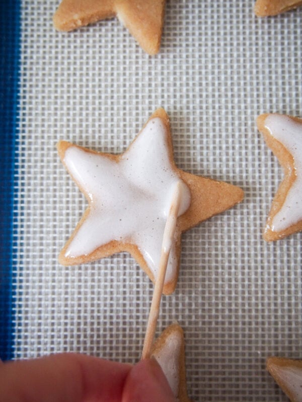 Adding topping to zimtsterne