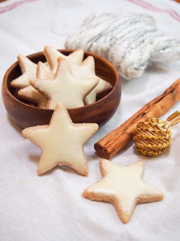 Zimtsterne - German cinnamon stars with meringue topping