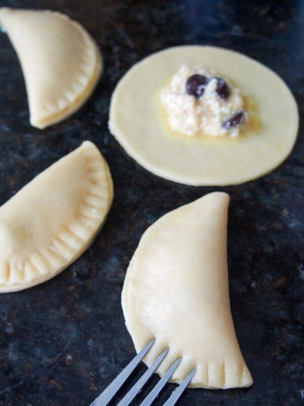 Ricotta filling for sweet ravioli and sealing ravioli