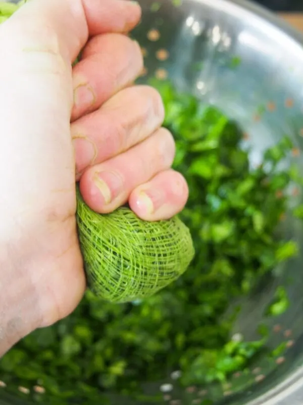 Removing the moisture from spinach