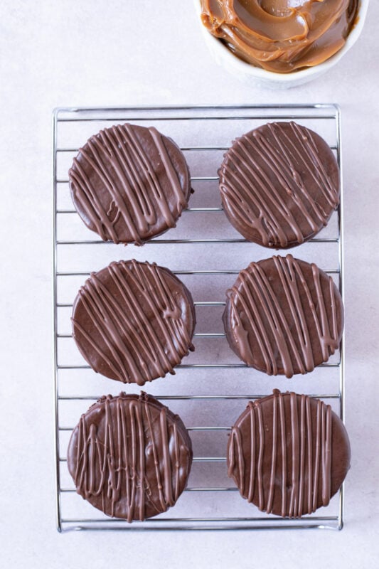 Alfajores Marplatenses - Chocolate alfajores on a cooling rack
