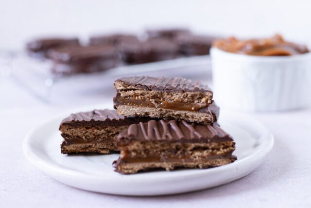 Alfajores Marplatenses - Chocolate alfajores dulce de leche sandwich cookies
