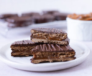 Alfajores Marplatenses - Chocolate alfajores dulce de leche sandwich cookies