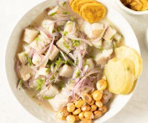 Recipe for Peruvian ceviche with crispy corn