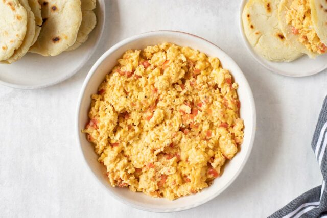 Perico recipe (Venezuelan scrambled eggs with vegetables) and arepas