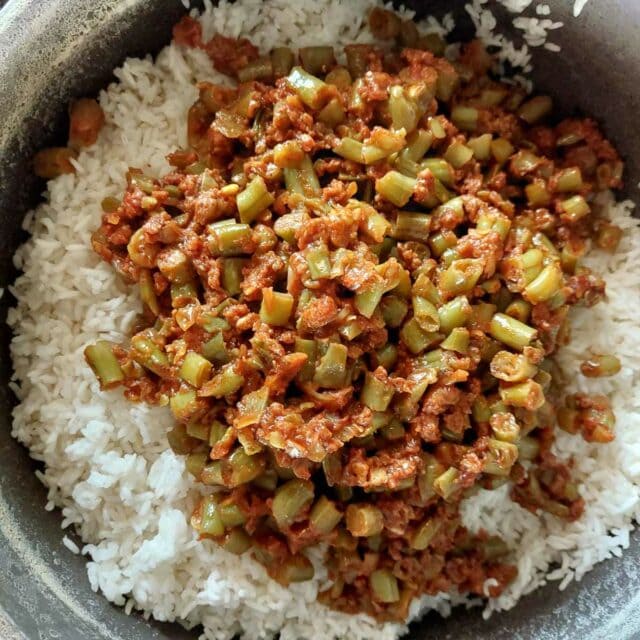 Estamboli Iranian tomato rice - Adding the meat to the rice