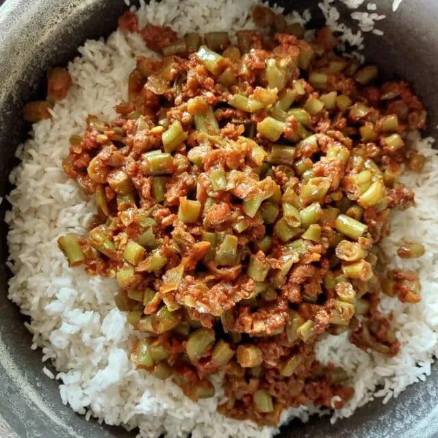 Estamboli Iranian tomato rice - Adding the meat to the rice