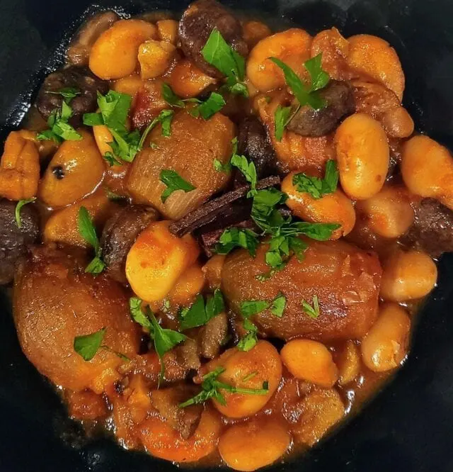 Kastana Stifado - Greek Wine-Braised Chestnuts - chestnuts and onions